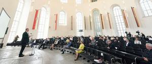 Wunden lindern. Der Limburger Bischof Georg Bätzing spricht bei der Abschlusspräsentation des Projekts "Betroffene hören - Missbrauch verhindern" in der Frankfurter Paulskirche (13.6.2020).