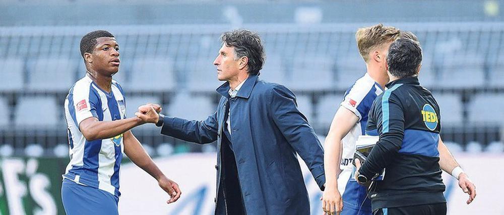 Faust auf Faust. Trainer Bruno Labbadia (Mitte) klatscht Jessic Ngankam ab, der gegen Dortmund eingewechselt wurde und eine Halbzeit lang gut spielte.