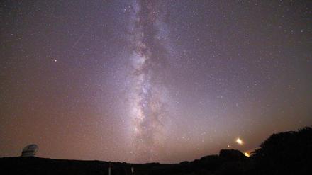 Sterne der Milchstraße leuchten am Himmel über dem Roque-de-los-Muchachos-Observatorium auf der kanarischen Insel La Palma.