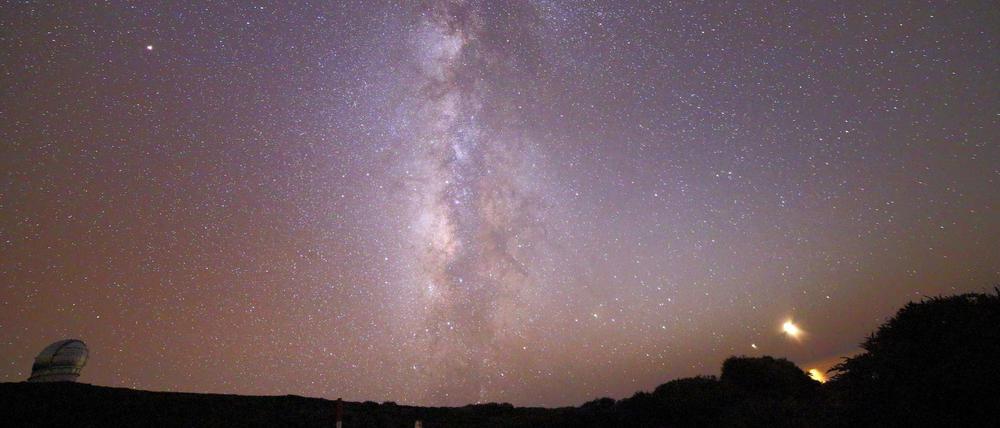 Sterne der Milchstraße leuchten am Himmel über dem Roque-de-los-Muchachos-Observatorium auf der kanarischen Insel La Palma.