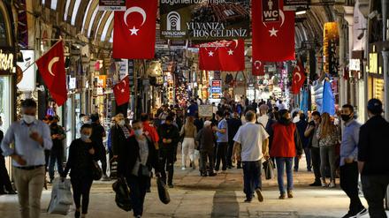 Auch der berühmte Große Basar aus dem 15. Jahrhundert in Istanbul, ein Touristenmagnet, ist nach wochenlanger Schließung wegen der Coronakrise nun wieder geöffnet. 