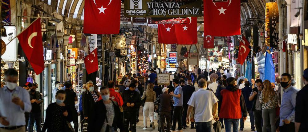 Auch der berühmte Große Basar aus dem 15. Jahrhundert in Istanbul, ein Touristenmagnet, ist nach wochenlanger Schließung wegen der Coronakrise nun wieder geöffnet.