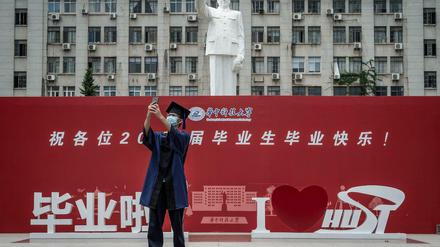 Ein Student in Wuhan hat im Juni seinen Abschluss gemacht. 