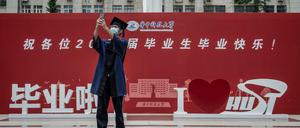 Ein Student in Wuhan hat im Juni seinen Abschluss gemacht. 