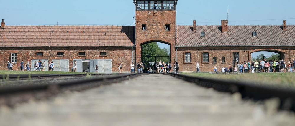 Das historische Tor des ehemaligen Konzentrationslagers Auschwitz-Birkenau im polnischen Oswiecim (Polen).