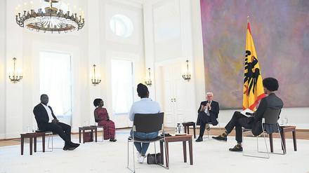 Debatte im Schloss: Gerald Asamoah, Gloria Boateng, Vanessa Tadala Chabvunga, der Bundespräsident und Daniel Gyamerah (v.l.n.r.)