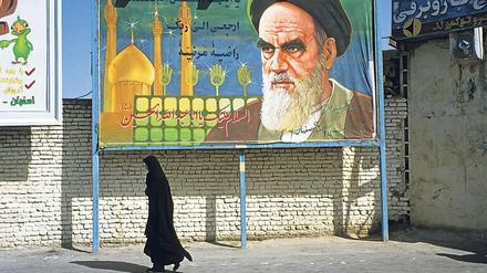 Ruhollah Chomeini war religiöser Führer der Islamischen Revolution von 1979; er stürzte aus demExil heraus den persischen Schah. Bis zu seinem Tod 1989 war er iranisches Staatsoberhaupt.