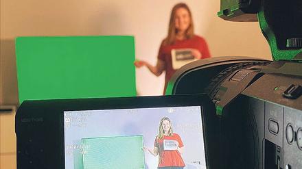 Blick hinter die Kulissen: Moderatorin Anna Lob bei uni.corn. 