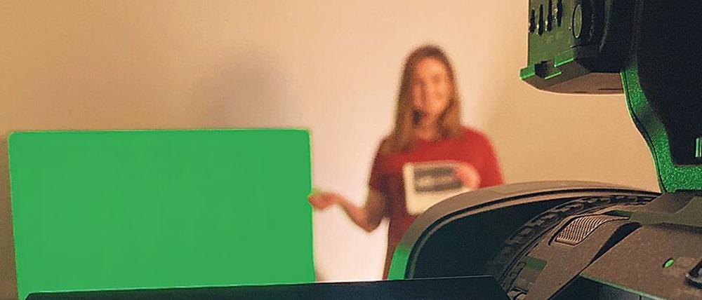 Blick hinter die Kulissen: Moderatorin Anna Lob bei uni.corn. 