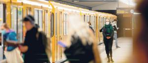 Wissenschaftlerinnen und Wissenschaftler der Freien Universität untersuchen, wie hoch die Gefahr der Infektion mit SARS-CoV-2 durch viruskontaminierte Luft ist. In geschlossenen Räumen hält sich das Virus länger als an der frischen Luft.