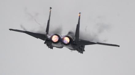 Archivbild: Ein Kampfjet F-15 der US-Luftwaffe im Jahr 2011 bei einem Manöver.