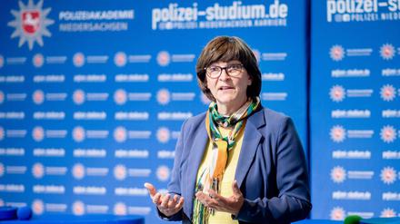 Dazugelernt. Nach ihrem Besuch bei der Polizeiakademie hat Saskia Esken, Bundesvorsitzende der SPD, ihre Rassismusvorwürfe gegen die Polizei relativiert. 