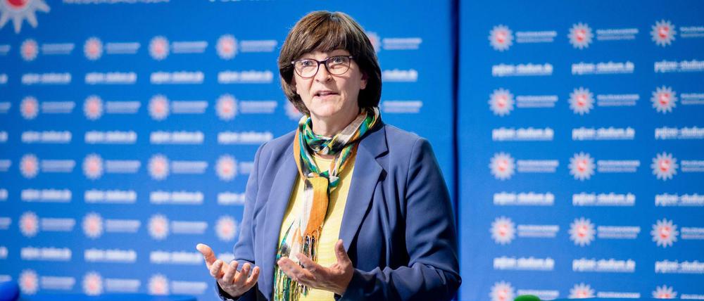 Dazugelernt. Nach ihrem Besuch bei der Polizeiakademie hat Saskia Esken, Bundesvorsitzende der SPD, ihre Rassismusvorwürfe gegen die Polizei relativiert. 