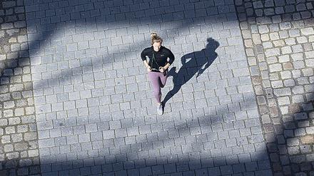 In der Coronakrise hält Joggen gesund und stärkt das Immunsystem. Infektionsgefahr besteht nicht, solange die Abstandsregeln eingehalten werden.