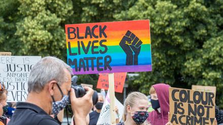 Mehr als Tausend Menschen demonstrieren am Samstag auf dem Wasen in Stuttgart gegen Rassismus. 