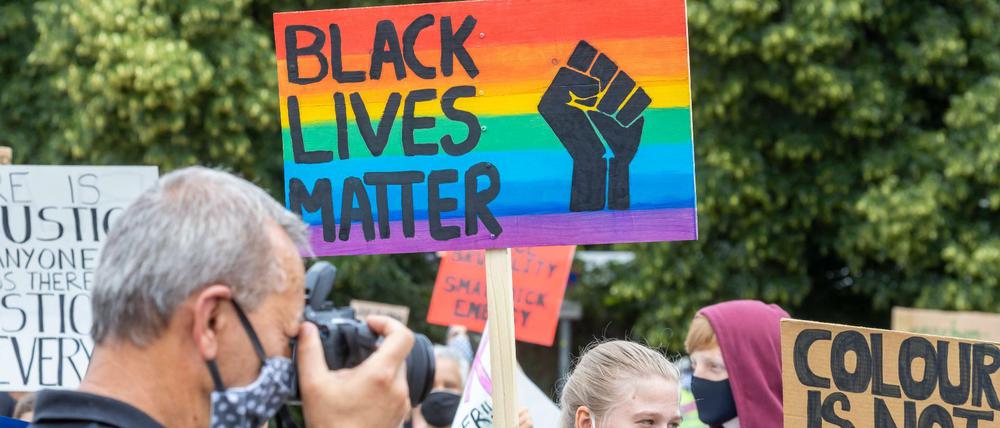 Mehr als Tausend Menschen demonstrieren am Samstag auf dem Wasen in Stuttgart gegen Rassismus. 