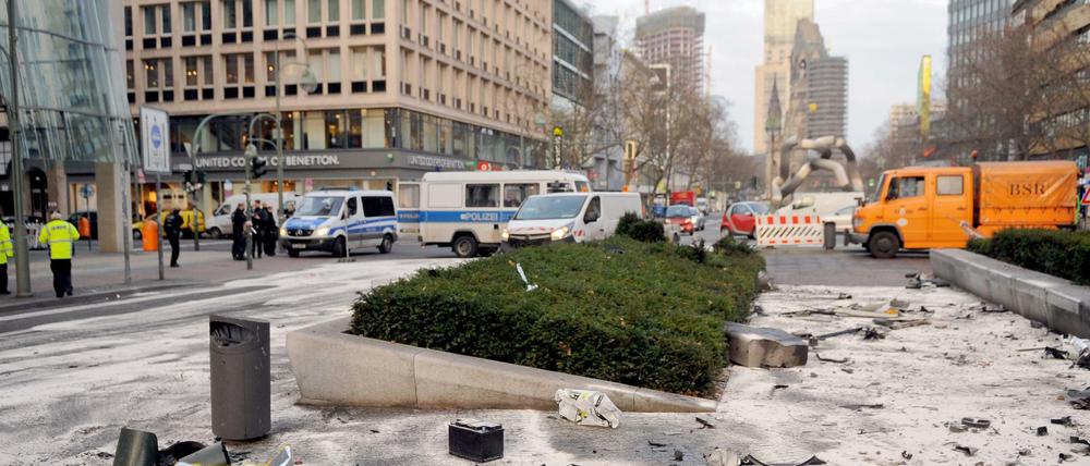 Bild der Verwüstung: Fahrzeugteile liegen nach dem illegalen Autorennen in der Tauentzienstraße.