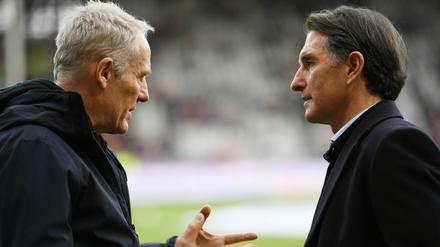 "Wir müssen uns was einfallen lassen" - Herthas Trainer Labbadia (rechts) über die vielen Verletzten vor dem Freiburg-Spiel (hier im Gespräch mit Freiburgs Trainer Christian Streich).