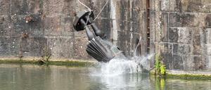 Das Denkmal des Sklavenhändlers Colston verschwindet im Hafenbecken.