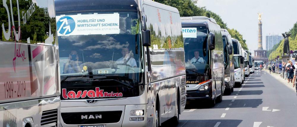 Nichts geht am 17. Juni auf der Straße des 17. Juni: Busunternehmer demonstrierten für staatliche Hilfen.