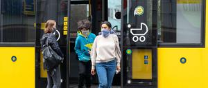 Eigentlich ist das Tragen einer Mund-Nase-Bedeckung in öffentlichen Verkehrsmitteln Pflicht – ein Bußgeld gibt es bei Verstößen allerdings nicht.