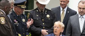 US-Präsident Donald Trump am Dienstag im Rosengarten des Weißen Hauses bei der Unterzeichnung seiner Verordnung zur Polizeireform.