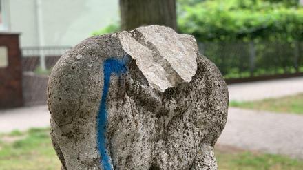 Kopf ab: Die Statue ist wegen ihres Namens - „Hockende Negerin“ - und ihres Machers umstritten und sollte entfernt werden.