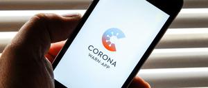 Auf dem Bildschirm eines Apple iPhone SE ist der vom Presse- und Informationsamt der Bundesregierung herausgegebene Startschirm einer Corona Warn-App abgebildet.