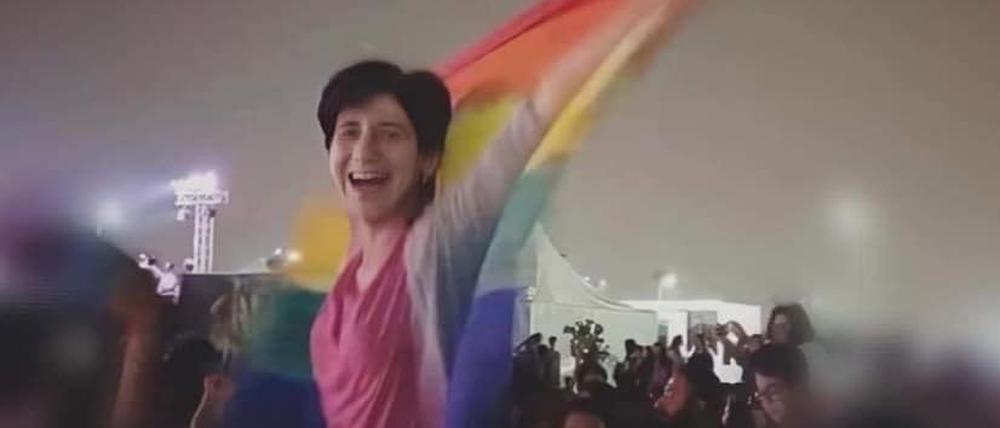 Sarah Hegazi 2017 auf einem Konzert mit der Regenbogenfahne - danach wurde sie verhaftet.