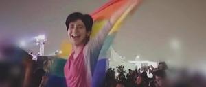 Sarah Hegazi 2017 auf einem Konzert mit der Regenbogenfahne  - danach wurde sie verhaftet.