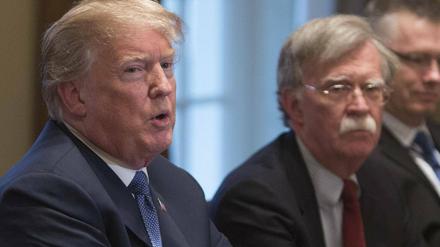 Donald Trump mit seinem damaligen Sicherheitsberater John Bolton (Archivbild von 2018) 