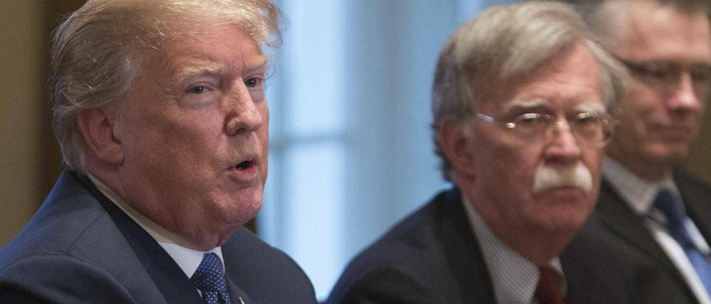 Donald Trump mit seinem damaligen Sicherheitsberater John Bolton (Archivbild von 2018)