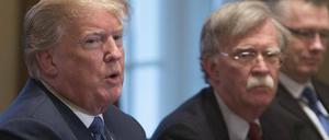 Donald Trump mit seinem damaligen Sicherheitsberater John Bolton (Archivbild von 2018) 