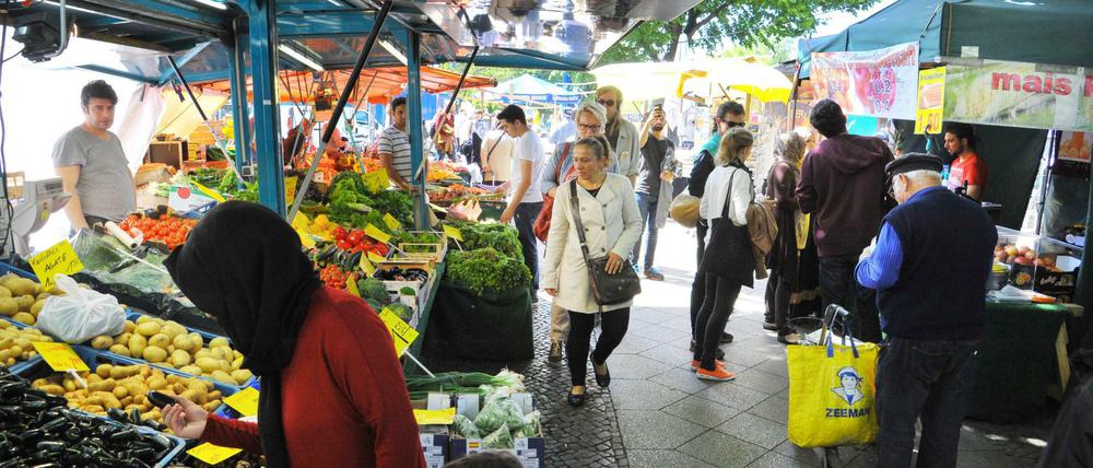 Treffpunkt für Menschen aus aller Welt: der Wochenmarkt, auch türkischer Markt genannt, am Maybachufer in Berlin