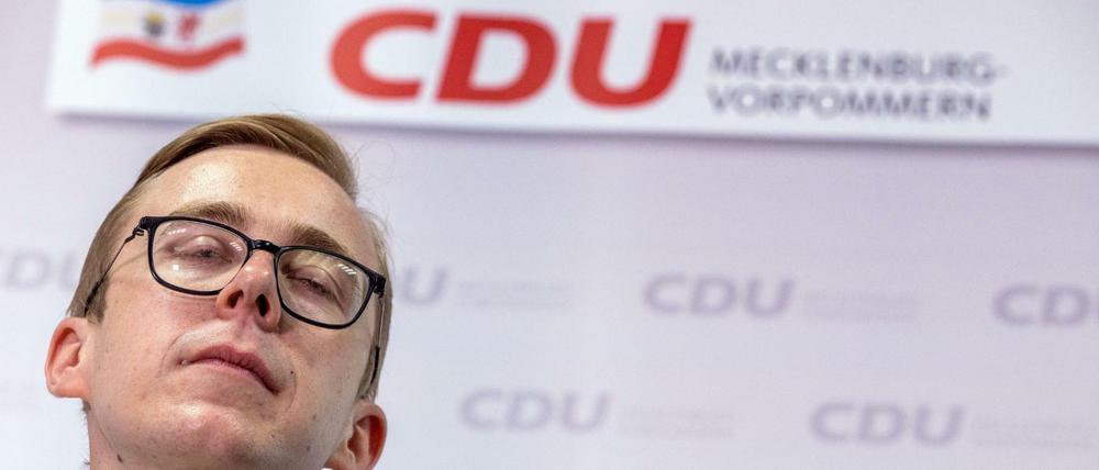 Der Bundestagsabgeordnete Philipp Amthor (CDU) beantwortet bei einer Pressekonferenz die Fragen von Journalisten. 