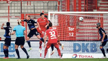 Mit fremder Hilfe zur Führung. Paderborns Ben Zolinski (3. von links) erzielt das Eigentor, das Union ein weiteres Jahr in der Bundesliga beschert. 