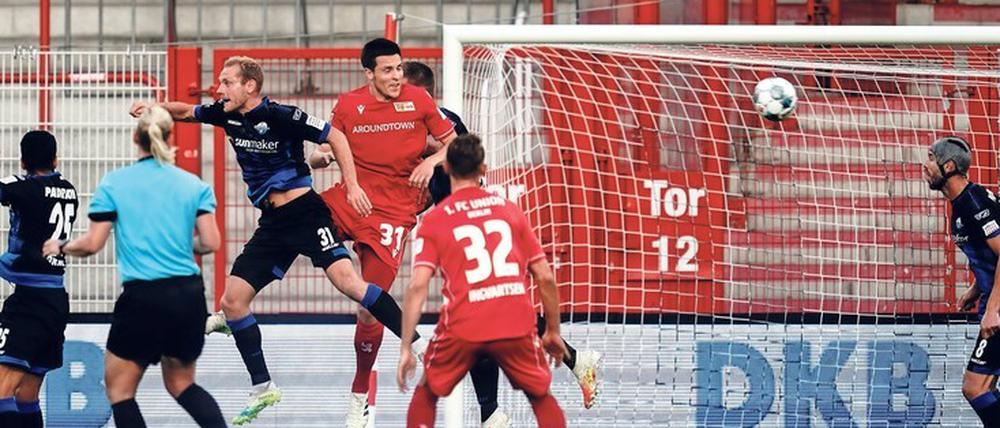 Mit fremder Hilfe zur Führung. Paderborns Ben Zolinski (3. von links) erzielt das Eigentor, das Union ein weiteres Jahr in der Bundesliga beschert. 