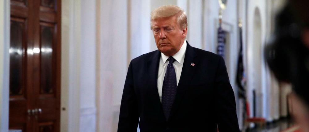 Donald Trump, Präsident der USA, trifft im Ostsaal des Weißen Hauses ein.