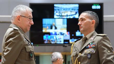 Militärangehörige verfolgen in Brüssel eine Videokonferenz der EU-Verteidigungsminister.