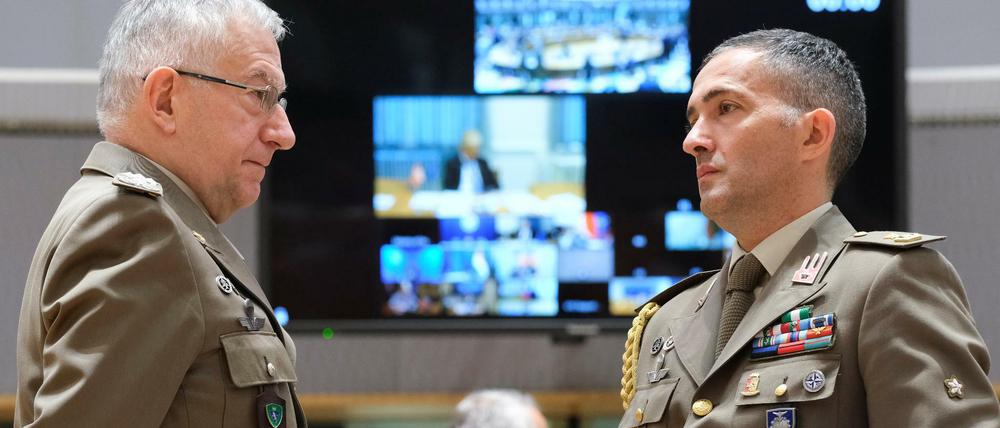 Militärangehörige verfolgen in Brüssel eine Videokonferenz der EU-Verteidigungsminister.
