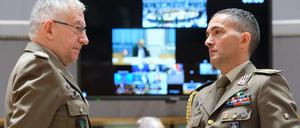 Militärangehörige verfolgen in Brüssel eine Videokonferenz der EU-Verteidigungsminister.