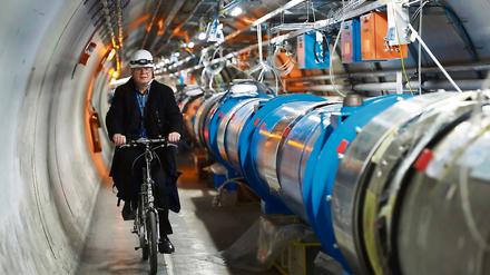 Der LHC misst 27 Kilometer im Umfang, der künstliche Beschleuniger soll 100 Kilometer lang sein.