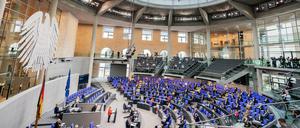 Spannend wird heute die erste Lesung zum Konjunkturpaket der Bundesregierung, die damit viele neue Schulden macht.