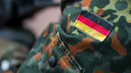 Die Fahne von Deutschland ist auf dem Uniform eines Soldaten aufgenäht.