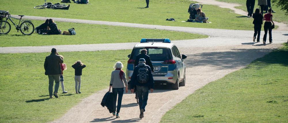 Ein Streifenwagen der Polizei fährt im Mai durch den Volkspark Schöneberg.