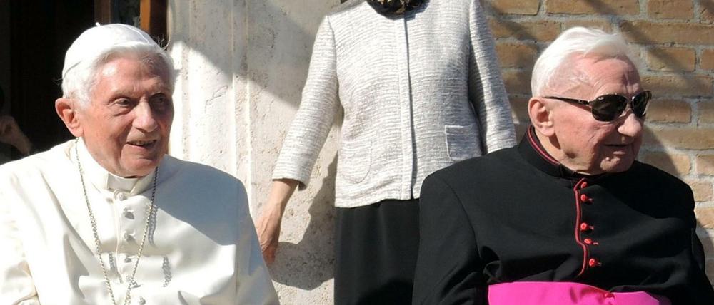 Das war 2017: Der emeritierte Papst Benedikt XVI. (l) und sein Bruder Georg Ratzinger in den Vatikanischen Gärten. Benedikt XVI. ist in Bayern, um seinen kranken Bruder zu besuchen. 