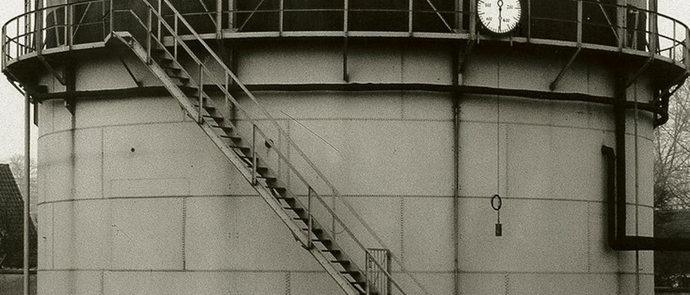 „Gasbehälter“. Das Bild von Bernd und Hilla Becher ist Teil der aktuellen Ausstellung „Time Present“ - Fotografien der Deutsche Bank Collection.