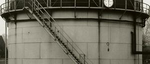 „Gasbehälter“. Das Bild von Bernd und Hilla Becher ist Teil der aktuellen Ausstellung „Time Present“ - Fotografien der Deutsche Bank Collection.