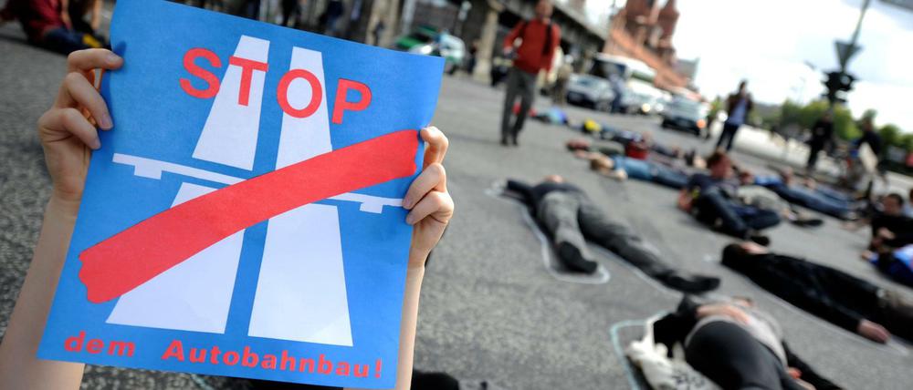 Demonstranten gegen den Erweiterungsbau der Stadtautobahn A100