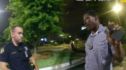 Vor den tödlichen Schüssen: Rayshard Brooks (rechts) beim Gespräch mit Polizist Garrett Rolfe